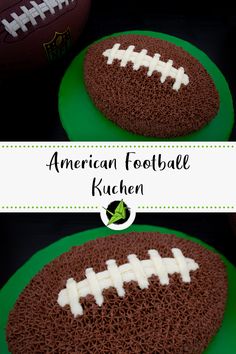 Kuchen in Form eines American Footballs bedeckt mit einer weißen und braunen Schokoladencreme auf einer grünen Kuchenplatte Football Torte, Football Cake Decorations, Football Super Bowl, Super Bowl Football