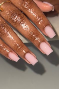 Nail ideas that look so flattering on dark skin tones. Gorgeous nails for darker skin tones. Chic Acrylic Nails, Dip Powder Nails Ideas, Powder Dip Nails, Short Classy Nails, American Manicure, Old Money Nails, Money Nails, Natural Nails Manicure, Darker Skin Tones