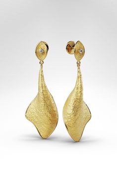 Made in Italy Dangle drop earrings in 14k or 18k Gold Elevate your style with these stunning long dangle drop earrings, meticulously crafted in Italy by Oltremare Gioielli. Available in 14k or 18k gold, these elegant earrings showcase a modern silhouette, measuring 65mm in length and 22mm in width. The textured drop design is inspired by the beauty of nature, featuring a unique, earthy ground texture that adds depth and character. At the top, a brilliant 2.7mm diamond (G color, VS clarity) spark Ground Texture, Earrings With Diamonds, Italian Jewelry, Black Gift Boxes, Drops Design, Elegant Earrings, Jewelry Earrings Dangle, Gold Earrings, Dangle Drop Earrings