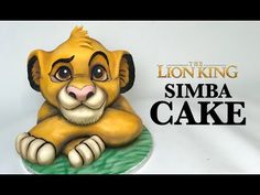 the lion king simba cake is sitting on top of a leafy green plate