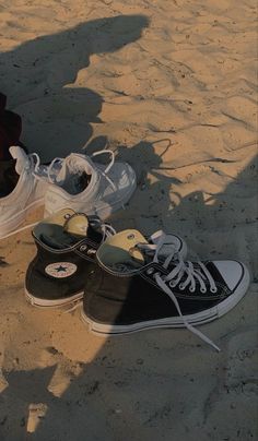 Beige Converse, Nike Aesthetic, Aesthetic Converse, Converse Nike, Outer Banks Vacation, Hiking Aesthetic, Mens Nike Shoes, Beach Vibes, Beach Vibe