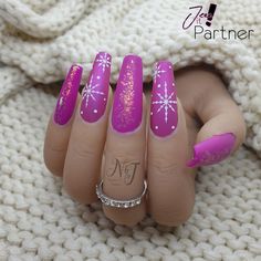 Winter Nail Art, Christmas Nails Acrylic, Nail Designs Glitter, Elegant Nails, Christmas Nail Art, Holiday Looks, Metallic Accents