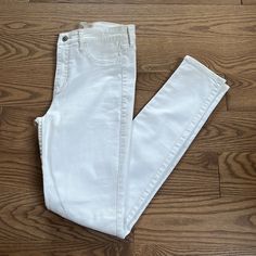 Hollister White Jeans Size 3r / 26 W 31 L Brand New. Never Worn. Super Skinny Jeans White Fitted Mid-rise Jeggings, White Stretch Full-length Jeans, White Stretch High Rise Jeggings, White Stretch High-rise Jeggings, White Stretch High Rise Pants, White Casual Jeggings For Spring, White Fitted Casual Jeggings, White Stretch Jeans, Jeans Hollister