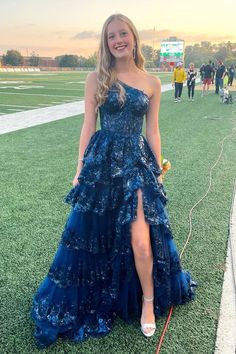 Prom Dress Inspo, Ruffle Prom Dress, Stunning Prom Dresses, Cute Prom Dresses, Prom Outfits, Hoco Dresses