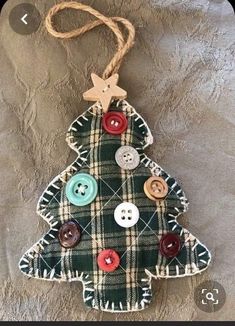 How To Make Christmas Tree, Quilted Christmas Ornaments, Unique Christmas Trees, Felt Christmas Tree, Fabric Ornaments, Felt Christmas Ornaments, Fabric Christmas Ornaments, Christmas Ornament Crafts