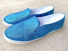 These DIY glitter shoes are really easy to make with Mod Podge! Turn your favorite pair into sparkly stunners in a few simple steps. Paint Shoes, Loose Glitter, Glitter Diy, Glitter Paint