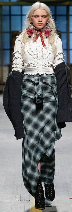 Dsquared2 2017 Viviane Westwood, Glam Grunge, Dsquared2 Women, Tartan Fashion, Pre Fall Fashion, Winter 23, Tartan Dress, Menswear Fashion, Menswear Collection