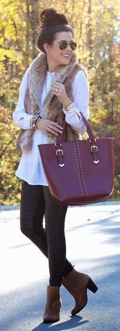 White tunic | Faux leather leggings Purple Purse, Winter Mode, Cooler Look, Mode Vintage, Sky High, Looks Style, Mode Inspiration, Fall Winter Outfits