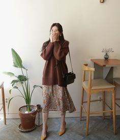 Japanese Spring Fashion Women, Cute Longsleeves Outfit, Plus Size Modest Outfits, Modest Chic Outfits, Mom Aesthetic Outfit, Anime School, Cosplay Kawaii, Girl Cat, Japanese Kawaii