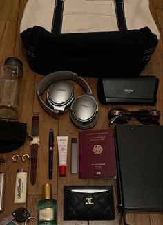 Everyday Bag Essentials, Inside My Bag, Purse Essentials, Handbag Essentials, What In My Bag, Monica Bellucci, In The Bag, روتين العناية بالبشرة, Inside Me