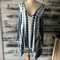 Nwt Harper & Sloane Tie Dye Navy And White Long Sleeve Top. I Thought This Was A Dress But I Believe It’s A Bit Short In The Front Center To Be A Dress But It’s However You Want To Wear It. 95% Bamboo Rayon 5% Spandex. Size L. Longer Fabric At The Sides. From Armpit To Armpit Measures Approx 17 1/2” Laying Flat. From Center Front Topline To Bottom Hem Measures Approx 19 1/4”. From Shoulder To Bottom Hem At Sides Measures Approx 37” To Longest Tip Of Draping Fabric. Comes From A Smoke Free Home Blue Bohemian Tops For Loungewear, Bohemian Blue Tops For Loungewear, Bohemian Blue Top For Loungewear, Ruffle Hem Blouse, Draping Fabric, White Long Sleeve Top, Sweater Oversize, Printed Sleeveless Top, Ribbed Knit Top