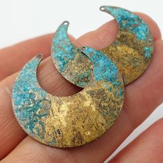 Each blank is one of a kind with unique patina colors and textures.  Raw brass blank to create your own metal set jewelry (necklace, earring etc.,) Patina is on both sides of the blank. Metal - raw brass Size - 30 mm (1.18") I made the photo on my workbench on my mobile phone. So, you can see the real colors of the patina! You can add a layer of lacquer to further protect the finish.  The colors of the patina are natural, all processes no harsh chemicals are used.   My dear friends! https://www.etsy.com/shop/AlchimiaMetalDecor I want to inform you about the opening of my new store on Etsy Alchimia Metal Decor. This store presents our metal products for home/office decoration - copper and brass textured sheets, patinated wall hangings, interior items, and more. Handmade in Israel Patina Jewelry, Patina Color, Brass Texture, Pendant Earring, Color Jewelry, Set Jewelry, Metal Products, Vintage Color, Green Vintage