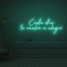 a green neon sign that reads'capela de la te nuestro a elegir '