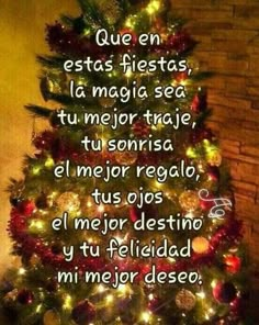 a christmas tree with lights on it and the words in spanish are written above it