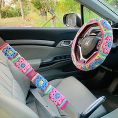 the steering wheel cover is crocheted with flowers