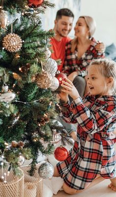 Christmas Tree Photoshoot, Natal Country, Christmas Photography Family, Cuddles In Bed, Christmas Poses, Christmas Family Photoshoot, Christmas Tree Pictures, Xmas Photos, Family Christmas Pictures