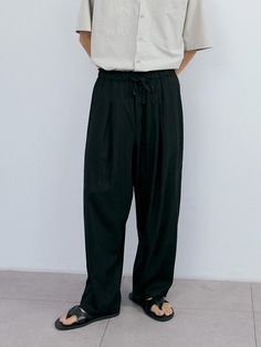 This is a trendy and minimal pants by endoor that is made out of high quality and sturdy material. With distinctive mood of the design and comfortable wear, you can style it for your casual daily outfit.- Deep tucks for wide silhouette- Pleats detail on the waist- Washed fabric for natural touch Casual Oversized Black Wide Leg Pants, Casual Wide Leg Straight Pants, Oversized Casual Pants For Workwear, Oversized Black Harem Pants Casual Style, Oversized Black Casual Harem Pants, Versatile Solid Color Relaxed Fit Harem Pants, Relaxed Black Pants With Pockets, Black Relaxed Wide Leg Bottoms, Relaxed Black Wide Leg Bottoms