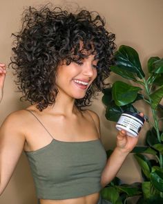 junge-frau-haarschnitt-locken-natur-gestreifte-bluse-in-weiß-und-hellgrau-jeans-weißer-nagellack Short Permed Hair, Permed Hairstyles, Curly Hair Tips