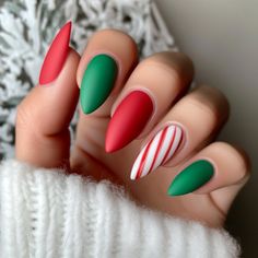 Christmas Nails Coffin Shape Green, Green Nails Red Tips, Red And Green Matte Nails, Christmas Nails Red Green And White, December Nails Red And Green, Pink Red And Green Christmas Nails, Matt Red Christmas Nails, December Nails Matte, Xmas Red Nails Christmas Design