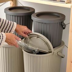 DAMMÄNG bin with lid, gray-beige, 7 gallon - IKEA Chic Trash Can, Kitchen Waste Bin Ideas, Kitchen Bin Ideas, Ikea Trash Can, Ikea Food, Ikea Ireland, Kitchen Plants, Online Interior Design Services, Service Kitchen