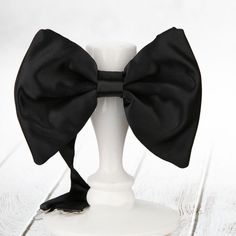 The latest new fashion bow tie models are the choice of gentlemen who want to be the most stylish of the night. Big bow ties, which are also very popular as groom's bow ties and wedding bow ties, are models that are wider in width and length than standard bow ties. Made of high quality satin fabric, its height is 14cm and its height is 10cm. Dry cleaner. Standard Tie Bow With Ribbon For Black-tie Events, Black-tie Event Bow With Ribbon, Black Bow Tie Back Ties For Wedding, Tuxedo Wedding Accessories With Satin Bow, Party Suit And Tie Accessories With Detachable Bow, Dapper Bow Tie With Detachable Bow For Weddings, Tuxedo Bow Tie With Decorative Bow For Wedding, Tuxedo Style Bow Tie Back Ties For Wedding, Tuxedo Bow Tie With Detachable Bow For Wedding