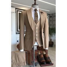 It's time to refresh your workwear. For ultimate style, fit and comfort discover Acemenswear range of expertly tailored and carefully curated business suits. Brown Groomsmen Suits, Business Suits For Men, Brown Suits For Men, Suit For Men Wedding, Best Wedding Suits, Prom Suits For Men, Stylish Mens Suits, Men's Business Suits, Suits Men Business