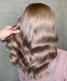 Hair Glaze, Winter Hair Colors, Color Streaks, Ashy Blonde, Hair Color Streaks, Beautiful Hair Color, Colour Ideas, Trendy Winter, Winter Hair Color