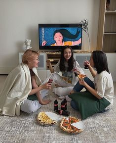 Best friends aesthetics Watching Friends Aesthetic, Sleepover Inspo Pics, Party Friends Aesthetic, Sleepover With Friends, Trio Sleepover, Movie Night With Bestie, Movie Night Aesthetic Friends, Trio Sleepover Aesthetic, Watching Movies With Friends Aesthetic