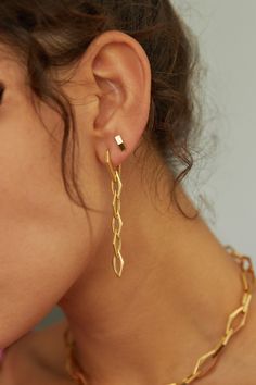 Sophisticated, yet edgy. No one said you can’t be both. Our graduated hex link earring features simple, yet bold 14k vermeil links, for those unafraid of paradoxes. Style Inspiration Minimalist, Sterling Silver Jewelry Earrings, Earrings Aesthetic, Link Earrings, Custom Monogram, Earrings Collection, Inspiration Style, Chain Earrings, Monogram Initials