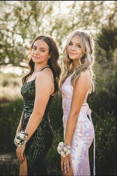 Sequence dresses, tight fitting. Friend Poses for Prom Pictures Best Friend Prom Poses, Individual Prom Poses, Homecoming Dance Pictures, Prom Poses Single, Pose Ideas For Friends, Sequence Prom Dress, Emerald Green And Pink