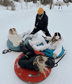 Family Ice Skating Aesthetic, Snow With Friends Aesthetic, Snow Aesthetic Friends, Ski Trip Birthday, Ski Trip Aesthetic Cabin, Girls Trip Aesthetic Winter, Best Friend Snow Pictures, Group Ski Trip, Ski Trip Friends