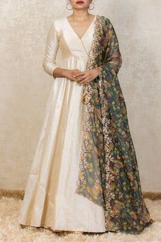 Trending Wedding Outfits, Outfits For Parties, Off White Anarkali, Party Wear Outfits, White Anarkali, Wedding Dresses Ideas, Outfits Trending, Trending Wedding, Dressing Ideas