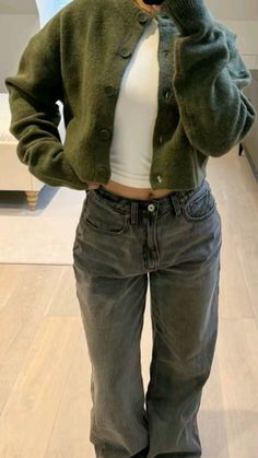 Good Basics Clothes, Green Cardigan Outfit, Stile Hijab, Skandinavian Fashion, Uni Outfits, Autumn Fits, Outfit Inspo Casual, Bootcut Jean, Elegante Casual