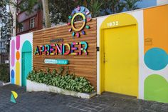 a colorful building with the word aprender painted on it's front door