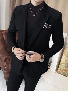 Glamorous and stylish double breasted black 3 piece suit for men. Black Lifestyle, Black Suit Men, Prom 2020, Mens Fashion Edgy, Designer Suits For Men, Mens Fashion Smart, Prom Suits, Fashion Suits For Men, Elegante Casual