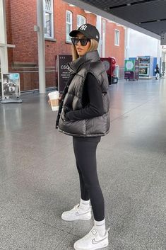 Best Puffer Jacket, Looks Adidas, 00s Mode, Modele Fitness, Puffer Jacket Outfit, Comfy Outfits Winter, Look Legging, Mode Grunge