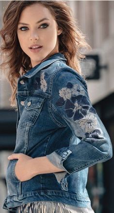 Jean Styles, Upcycled Denim Jacket, Lace Denim Shorts, Embroidery Denim, Trendy Embroidery, Embellished Denim Jacket, Diy Jacket, Denim Inspiration, Denim Ideas