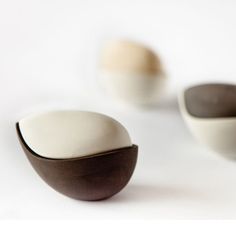 three bowls with one white and one brown