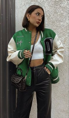 Varsity Jacket Outfit, Football Outfits, Casual Chic Outfit, Outfit Inspo Fall, Winter Fashion Outfits, Cute Casual Outfits, Simple Outfits, Jacket Outfits, Classy Outfits