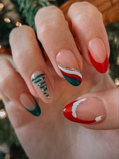 Christmas tree nails: red and green combo Christmas Tree Nail Designs, Unghie Nail Art