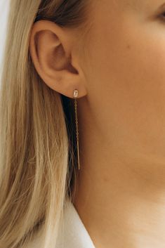 Beautiful high-quality threader earrings are made of gold-plated stainless steel and zirconia! Goes well with a chic outfit, but also looks great in the office! Ideal as a gift for a friend or sister. Made of 100% stainless steel and 18k gold plating, so it stays beautiful for a long time and doesn't turn green or black. You can sleep with it and shower with it, but for particularly long-lasting wear I would advise against showering. They are delicate and delicate, and also look beautiful as bri Beige Linen Blazer, Gold Jewelry Aesthetic, Aesthetic Necklace, Layering Jewelry, Threader Earrings Gold, Soft Minimalism, Jewelry Classic, Ear Chain, Ideas Jewelry