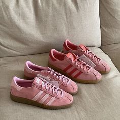 Adidas Bermuda, Adidas Samba Classic, Adidas Gazelle Pink, Pink Adidas Shoes, 00s Mode, Nike Shoes Women Fashion, Men's Adidas (men), Pretty Shoes Sneakers