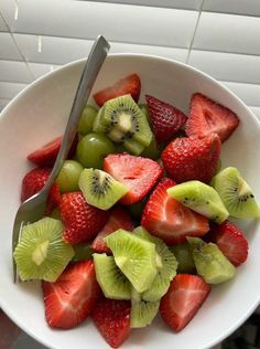 healthy snack, fruit bowl, kiwi, strawberry, fit girl aesthetic Health Aesthetic Food, Fruit Bowl Aesthetic, Bowls Aesthetic, Hydrating Foods, American Foods, Birthday Cake Decorating Ideas, Healthy Lunch Snacks, Cake Decorating Ideas, Healthy Food Dishes