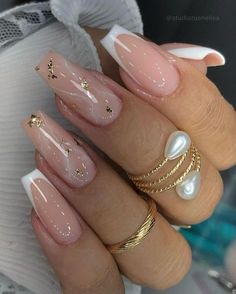 Simple Trendy Nails Coffin, Cute Wedding Nails The Bride, Modest Nails Classy, Wedding Nails 2024, Short White And Gold Nails, Goddess Nails Designs, French Nails With Gold, Nail Designs Gold, Gold And White Nails