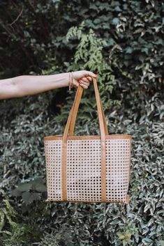 Bembien Margot Tote - My Most Loved Purses Madewell Transport Tote, Madewell Bags, Woven Leather Bag, Everyday Handbag, Jute Tote Bags, Rattan Bag, Favorite Handbags, Straw Tote, Straw Bags