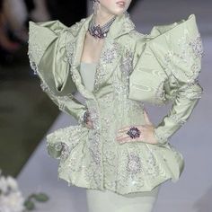 effie trinket the hunger games aesthetic Galliano Dior, Runway Fashion Couture, Christian Dior Haute Couture, Dior Haute Couture, Dior Couture, Mode Inspo, Christian Lacroix, John Galliano, Fantasy Fashion