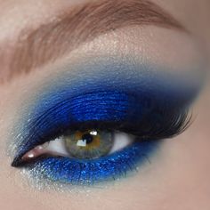 Blue Eye Makeup Halloween, Bold Blue Eyeshadow, Black Blue Eyeshadow, Cobalt Blue Makeup, Royal Blue Eyeshadow Looks Prom, Dark Blue Makeup Looks, Blue Smoky Eyes, Bold Eye Makeup Looks, Pretty Eyeshadow Looks