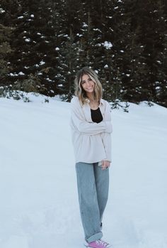 Outfit For Christmas Lights, Winter Outfit Pictures, Senior Photos Winter, Senior Winter Pictures Ideas, Winter Pose Ideas, Snow Photoshoot Aesthetic, Senior Pictures Snow, Snowy Senior Pictures, Senior Picture Ideas Winter