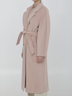 The Madame 101801 Icon coat in powder pink is crafted from virgin wool and cashmere. It boasts a peaked collar, double-breasted button closure, detachable belt, and two side welt pockets for added functionality. Oversized fit. Size nationality: IT Product code: 2421018011600020 Composition: 90% virgin wool, 10% cashmere Cashmere Color, Powder Pink, Max Mara, Sale Design, Welt Pocket, Oversized Fits, Accessories Design, Double Breasted, Clothing And Shoes