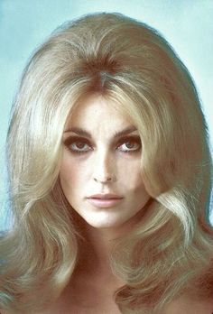 Hairstyles Long Bob, Klasik Hollywood, 1960s Hair, 60s Hair, Beehive Hair, Asymmetrical Hairstyles, Funky Hairstyles, Fringe Hairstyles